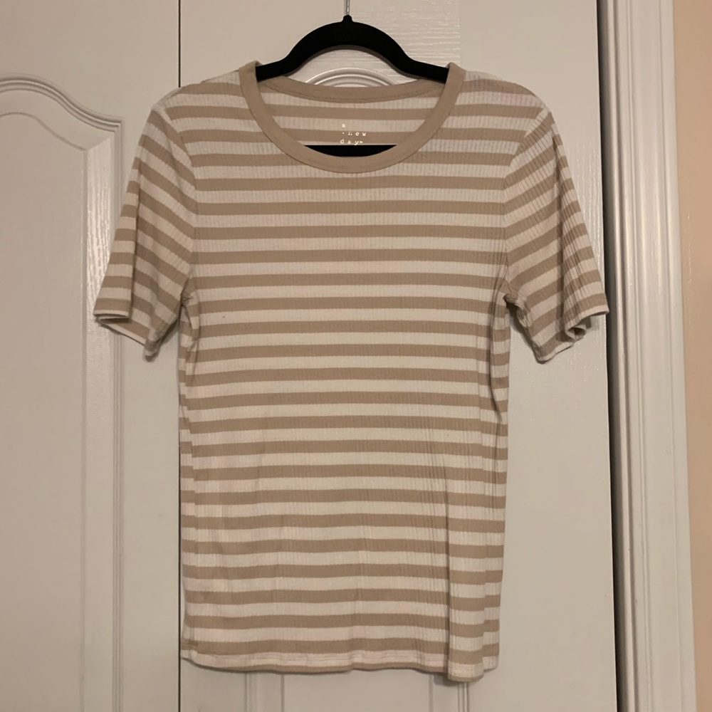 Fitted cream and white top